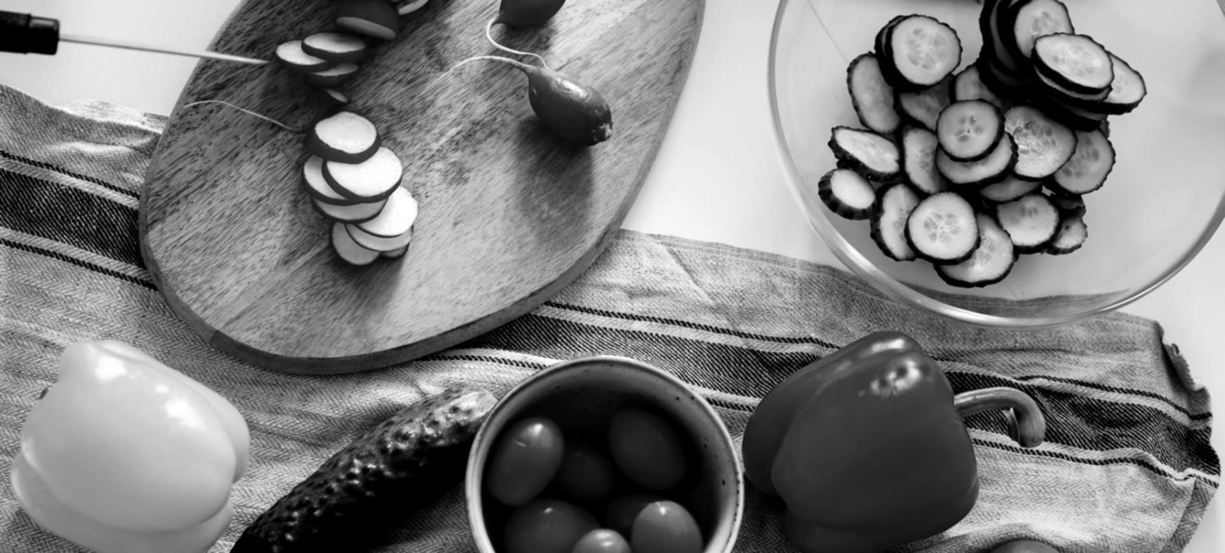 Zbliżenie na przygotowanie zdrowego posiłku — świeże składniki na blacie kuchennym